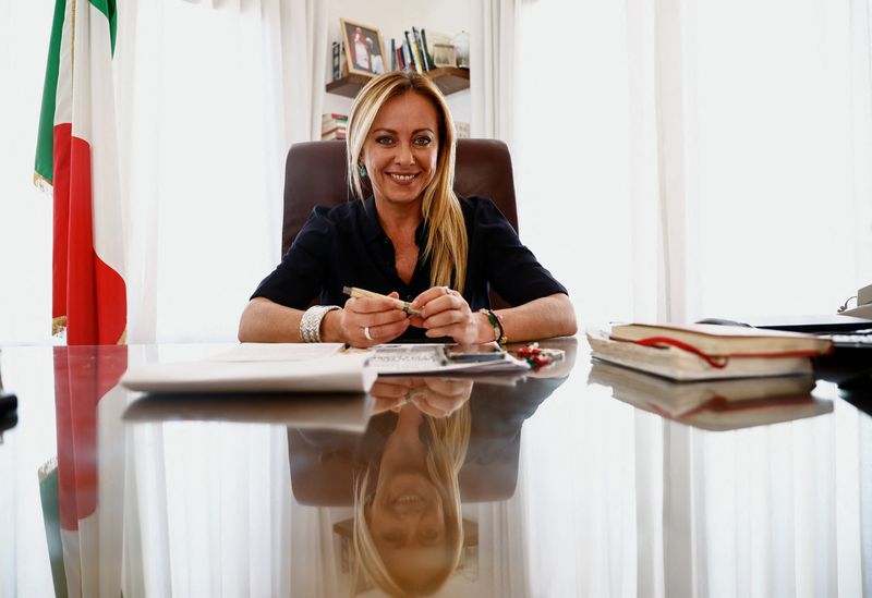 &copy; Reuters. Giorgia Meloni, líder del partido de extrema derecha Hermanos de Italia, posa para una foto antes de una entrevista con Reuters, en Roma, Italia. 24 de agosto, 2022. REUTERS/Yara Nardi