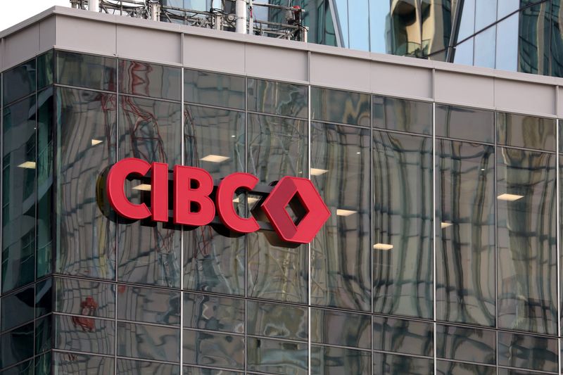 © Reuters. FILE PHOTO: The new Canadian Imperial Bank of Commerce (CIBC) logo is seen on a building in Toronto, Ontario, Canada September 27, 2021.  REUTERS/Chris Helgren/File Photo