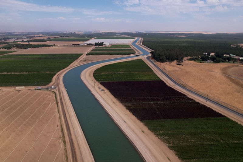 © Reuters. A canal, over which solar panels will be installed this fall as part of Project Nexus, cuts through farmland, in Hickman, California, U.S. August 17, 2022. REUTERS/Nathan Frandino