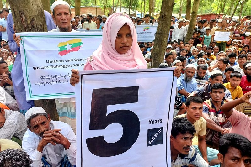 &copy; Reuters. لاجئون من الروهينجا خلال مظاهرة في مخيم للاجئين في بنجلادش يوم الخميس. تصوير: رفيق الرحمن - رويترز. 