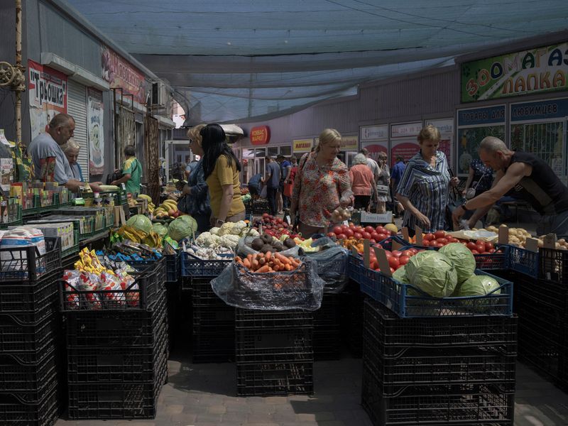 &copy; Reuters. Pessoas fazem compras em mercado de Kostiantynivka, na Ucrânia
02/07/2022
REUTERS/Marko Djurica