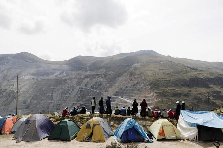 &copy; Reuters. FOTO DE ARCHIVO: Miembros de comunidades indígenas acampan en la propiedad de la mina de cobre Las Bambas, en Las Bambas, Perú, el 26 de abril de 2022. REUTERS/Angela Ponce