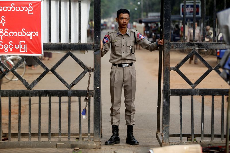 © Reuters. FILE PHOTO: A member of staff stands guard at Insein prison in Yangon, Myanmar, January 3, 2019. REUTERS/Ann Wang/File Photo