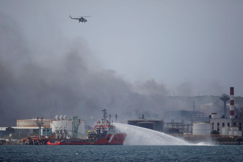 &copy; Reuters. IMAGEN DE ARCHIVO. Un helicóptero sobrevuela la zona donde explotaron los tanques de almacenamiento de combustible cerca del puerto de superpetroleros de Cuba en Matanzas, Cuba, el 10 de agosto de 2022. REUTERS/Alexandre Meneghini