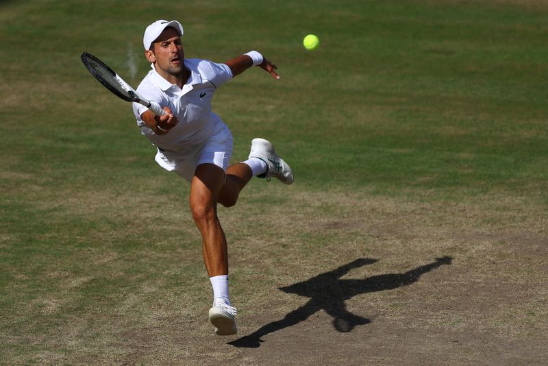 &copy; Reuters.  Jul 10, 2022 
Foto de archivo del tenista de Serbia Novak Djokovic en acción en Wimbledon 
REUTERS/Hannah Mckay     