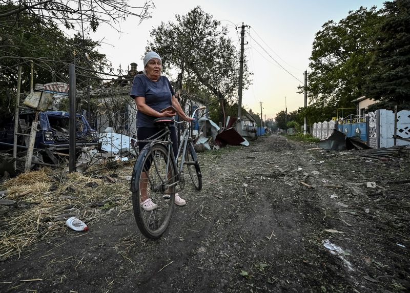&copy; Reuters. امرأة تقف بالقرب من منازل سكنية دمرتها ضربة عسكرية روسية في تشابلين بمنطقة دنيبروبتروفسك في أوكرانيا يوم 24 أغسطس آب 2022. تصوير: دميترو سمولين