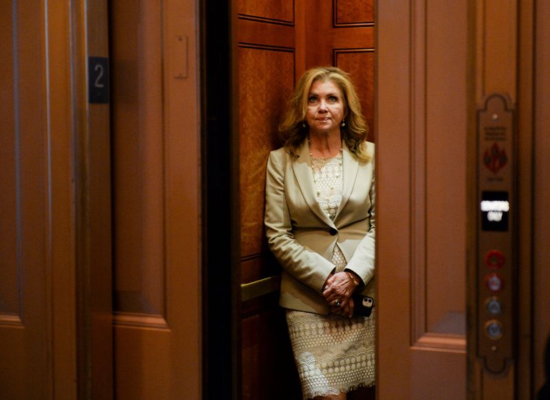 &copy; Reuters. السناتور الأمريكية مارشا بلاكبيرن تقف في مصعد لدى مغادرتها مبنى مجلس الشيوخ في مبنى الكونجرس في واشنطن يوم 21 يونيو حزيران 2022. تصوير: ماري كا
