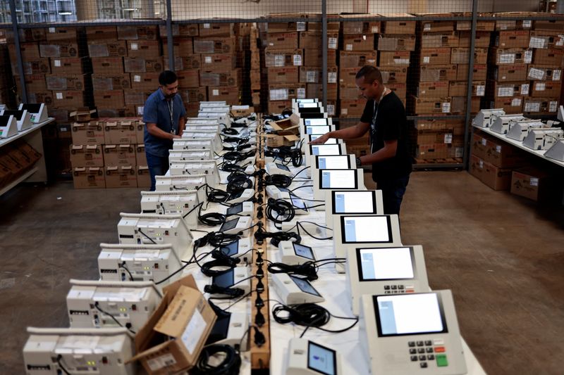 &copy; Reuters. Imagen de archivo de máquinas de votación electrónica siendo preparadas para la primera ronda de las elecciones presidenciales de Brasil, en la sede de la Corte Electoral en Brasilia, Brasil. 22 de agosto, 2022. REUTERS/Ueslei Marcelino