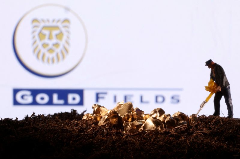 &copy; Reuters. FILE PHOTO: A small toy figure and gold imitation are seen in front of the Gold Fields logo in this illustration taken November 19, 2021. REUTERS/Dado Ruvic/Illustration/File Photo