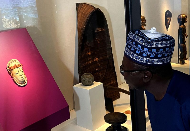 &copy; Reuters. Diretor-geral da Comissão Nacional de Museus e Monumentos da Nigéria, Abba Isa Tijani, observa objeto de arte do Benin no Museu Linden, em Stuttgart
29/06/2022
REUTERS/Louisa Off