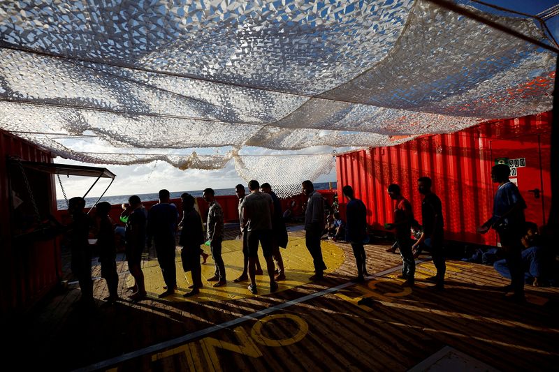 &copy; Reuters. مهاجرون في البحر المتوسط ينتظرون رسو سفينتهم بأحد موانئ أوروبا في صورة بتاريخ 22 أغسطس اب 2022. تصوير: خوان مدينا - رويترز. 