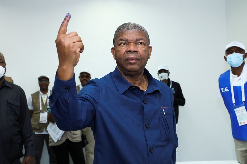 © Reuters. Angola's President and leader of the People's Movement for the Liberation of Angola (MPLA) ruling party Joao Lourenco gestures after casting his vote in a general election in the capital Luanda, Angola August 24, 2022. REUTERS/Stringer