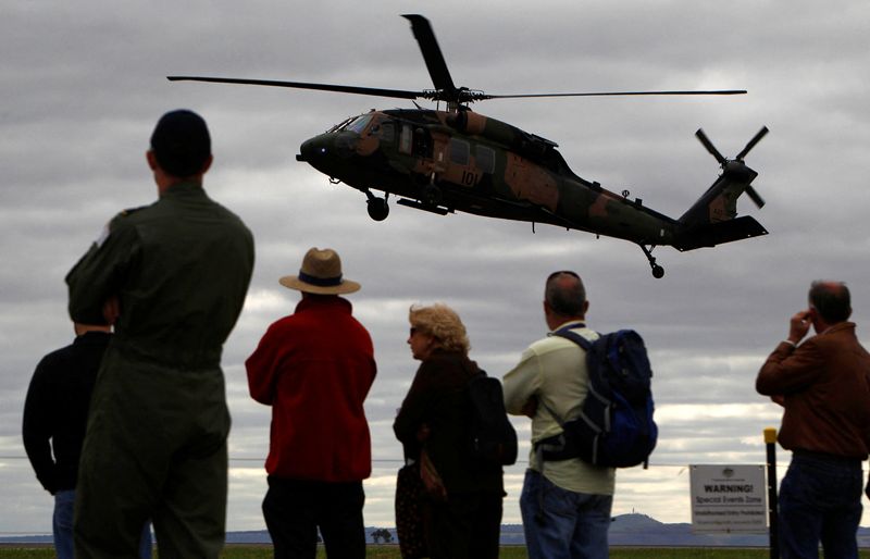 &copy; Reuters. FILE PHOTO: Spectators watch as a Sikorsky UH-60 Black Hawk helicopter belonging to the Australian Army conducts an exercise during the Australian International Airshow in Melbourne March 2, 2011.REUTERS/Mick Tsikas/File Photo