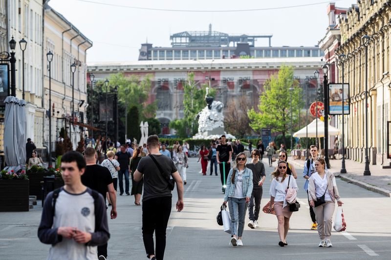 &copy; Reuters. Gente camina por una calle, en medio de la invasión rusa de Ucrania, en Kiev, Ucrania, el 12 de mayo,  2022. REUTERS/Viacheslav Ratynskyi