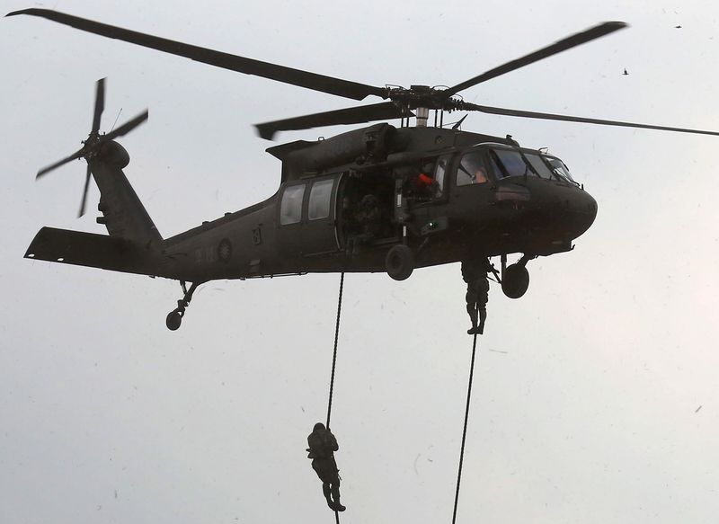 © Reuters. FILE PHOTO: Military personnels rope down from a UH-60M Black Hawk helicopter during the annual Han Kuang military exercise in an army base in Hsinchu, northern Taiwan, July 4, 2015. REUTERS/Patrick Lin