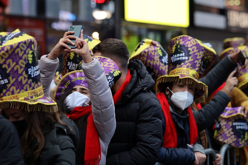© Reuters. Pessoa usa celular na Times Square antes das celebrações de Ano Novo em Manhattan, Nova York, EUA
31/12/2021
REUTERS/Stefan Jeremiah