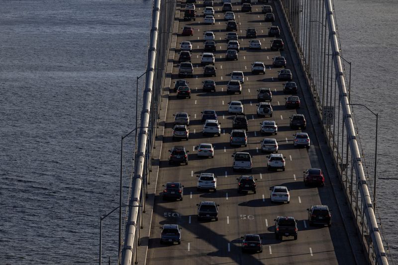 © Reuters. A view of cars on the road during rush hour traffic jam, while California's government authorities are expected to put into effect a plan to prohibit the sale of new gasoline-powered cars by 2035, according to local media, in San Francisco, California, U.S. August 24, 2022. REUTERS/Carlos Barria