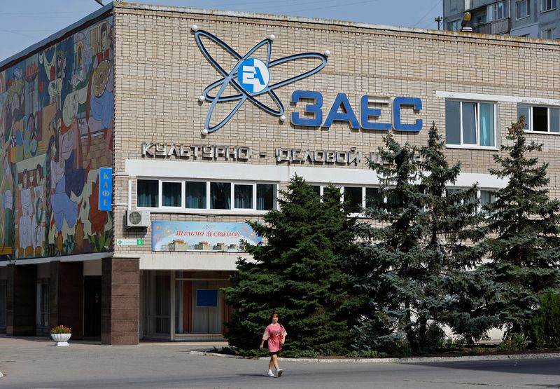 © Reuters. A woman walks past a culture house in the course of Ukraine-Russia conflict in the Russian-controlled city of Enerhodar in Zaporizhzhia region, Ukraine August 22, 2022. REUTERS/Alexander Ermochenko