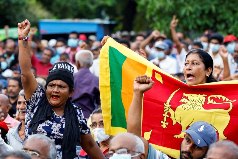 &copy; Reuters. FILE PHOTO: Protesters shout slogans at an anti-government rally, amid the country's economic crisis, in Colombo, Sri Lanka, August 6, 2022. REUTERS/Kim Kyung-Hoon
