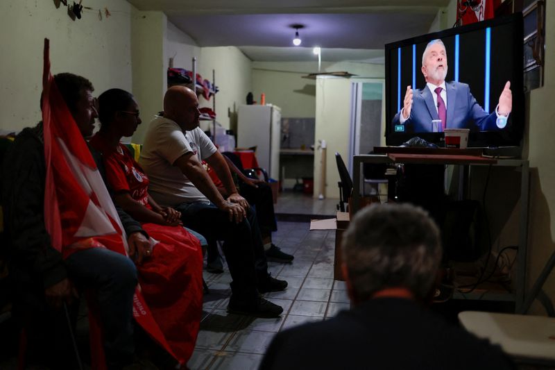 &copy; Reuters. Apoiadores do ex-presidente Lula assistem entrevista do candidato presidencial ao Jornal Nacional em casa nos arredores de Brasília
25/08/2022
REUTERS/Ueslei Marcelino