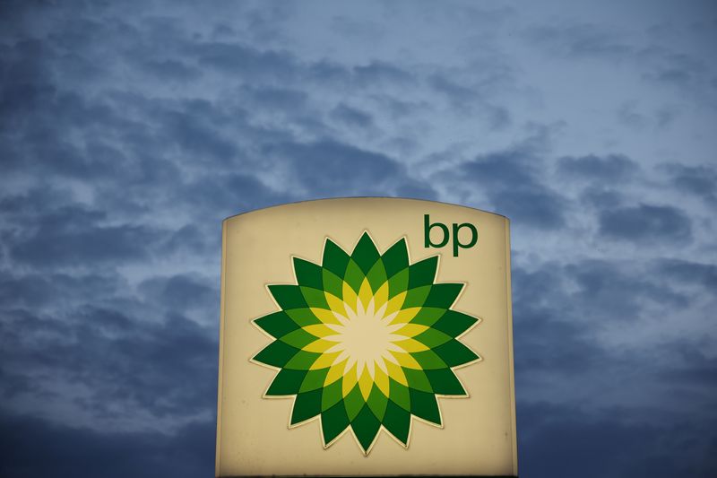 &copy; Reuters. 　英石油大手ＢＰの米インディアナ州にあるホワイティング製油所で２４日夜、火災が発生し、施設の大半が２５日に稼働を停止した。写真はＢＰのロゴ。６月にポーランドで撮影（２０２