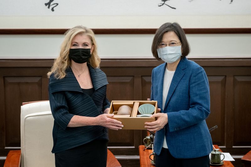 © Reuters. U.S. Senator Marsha Blackburn (R-TN) attends a meeting with Taiwan President Tsai Ing-wen at the presidential office in Taipei, Taiwan in this handout picture released August 26, 2022. Taiwan Presidential Office/Handout via REUTERS  