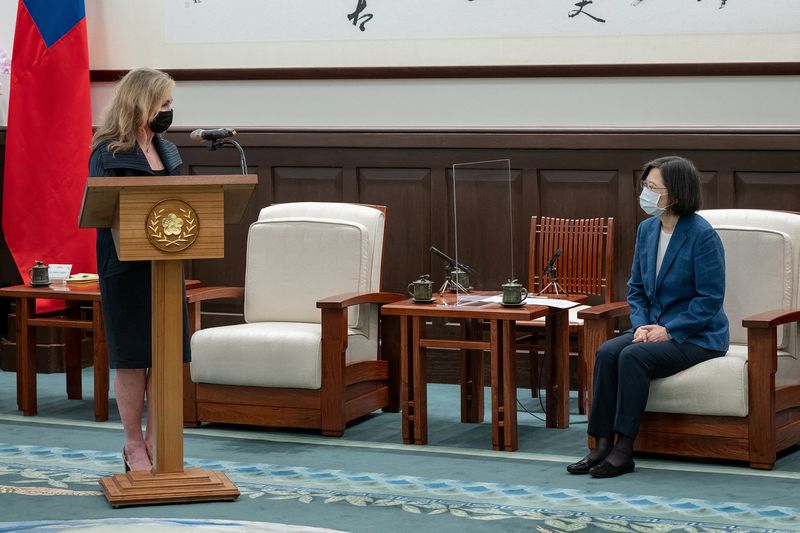 © Reuters. U.S. Senator Marsha Blackburn (R-TN) attends a meeting with Taiwan President Tsai Ing-wen at the presidential office in Taipei, Taiwan in this handout picture released August 26, 2022. Taiwan Presidential Office/Handout via REUTERS  