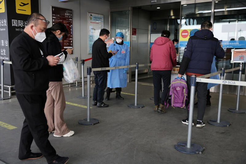 &copy; Reuters. 　８月２６日、中国の税関当局は、新型コロナウイルス関連の入国規制について、出発前の検査と到着後の検疫を引き続き求めると表明した。写真は北京の空港で３月撮影（２０２２年　ロ
