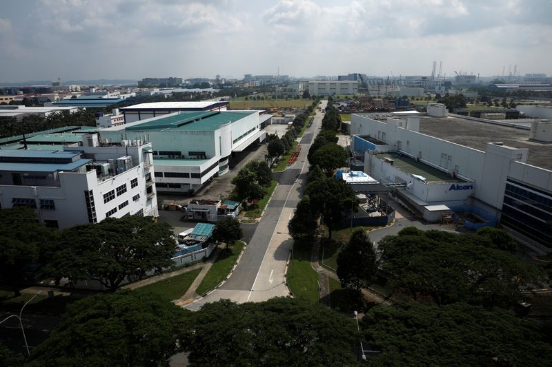 &copy; Reuters. FILE PHOTO: A view factories in Singapore July 24, 2018.  REUTERS/Edgar Su