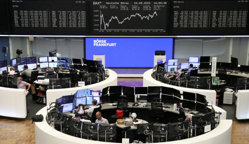 &copy; Reuters. FOTO DE ARCHIVO: El gráfico de cotización del índice de precios alemán DAX en una pantalla en el interior de la Bolsa de Fráncfort, Alemania, el 24 de agosto de 2022. REUTERS/Personal