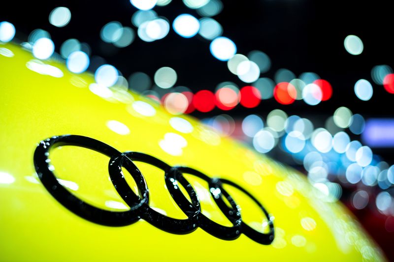 &copy; Reuters. FOTO DE ARCHIVO: El logotipo de Audi durante una exhibición de automóviles celebrada en Bangkok, Tailandia, el 22 de marzo de 2022. REUTERS/Athit Perawongmetha