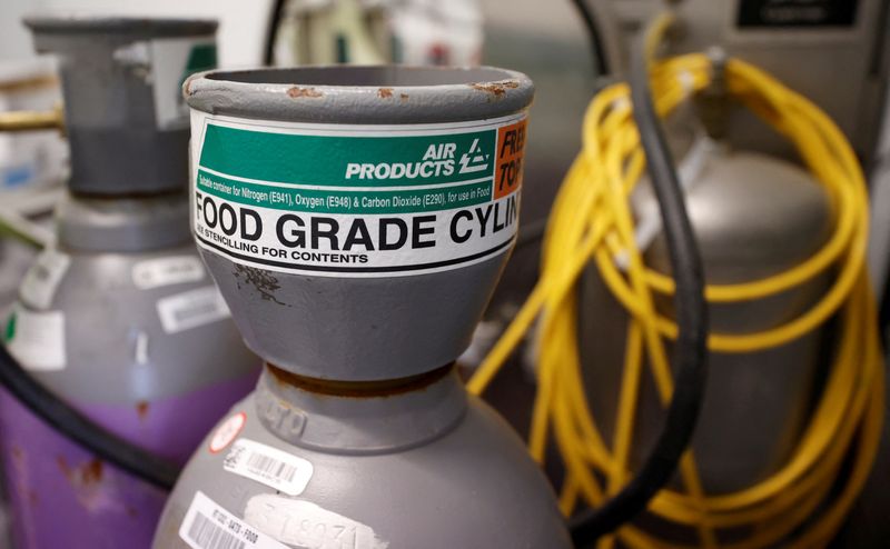 &copy; Reuters. FILE PHOTO: A cylinder of food grade Carbon Dioxide is pictured next to a packaging machine at the Soanes Poultry factory near Driffield, Britain, October 12, 2021. Picture taken October 12, 2021. REUTERS/Phil Noble/File Photo