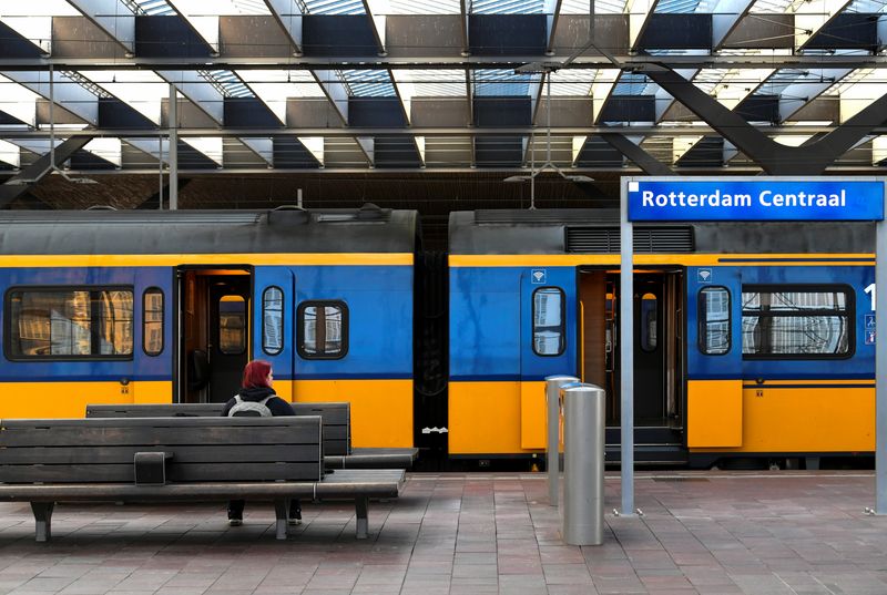 &copy; Reuters. FOTO DE ARCHIVO. Imagen referencial de un andén en la estación de trenes de Róterdam, Países Bajos. 16 de marzo de 2020. REUTERS/Piroschka van de Wouw