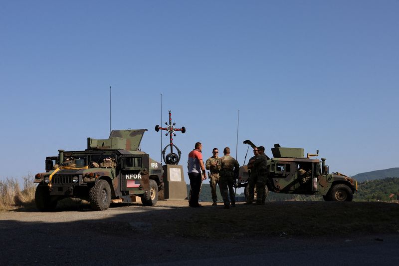 &copy; Reuters. FOTO DE ARCHIVO: Tropas estadounidenses participan en una patrulla de la KFOR, cerca del paso fronterizo de Jarinje, en Kosovo, 18 de agosto de 2022. REUTERS/Fatos Bytyci