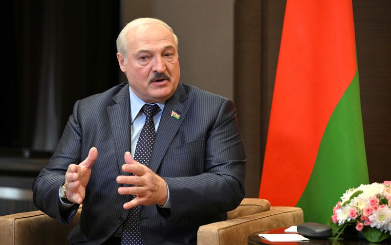 &copy; Reuters. رئيس روسيا البيضاء ألكسندر لوكاشينكو يحضر اجتماعا في منتجع سوتشي الروسي في 23 مايو أيار 2022. صورة لرويترز من الكرملين.   