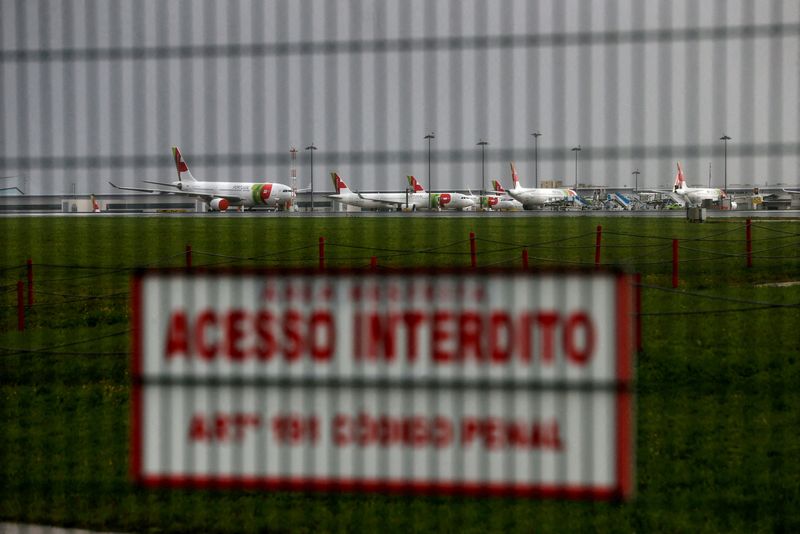 &copy; Reuters. FILE PHOTO: Planes are seen at Lisbon's airport, Portugal, December 11, 2020. REUTERS/Pedro Nunes