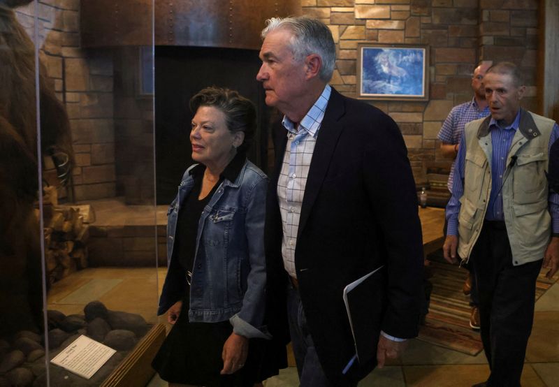 &copy; Reuters. Jerome Powell, chair of the Federal Reserve, and his wife Elissa Leonard attend a dinner program at Grand Teton National Park where financial leaders from around the world are gathering for the Jackson Hole Economic Symposium outside Jackson, Wyoming, U.S