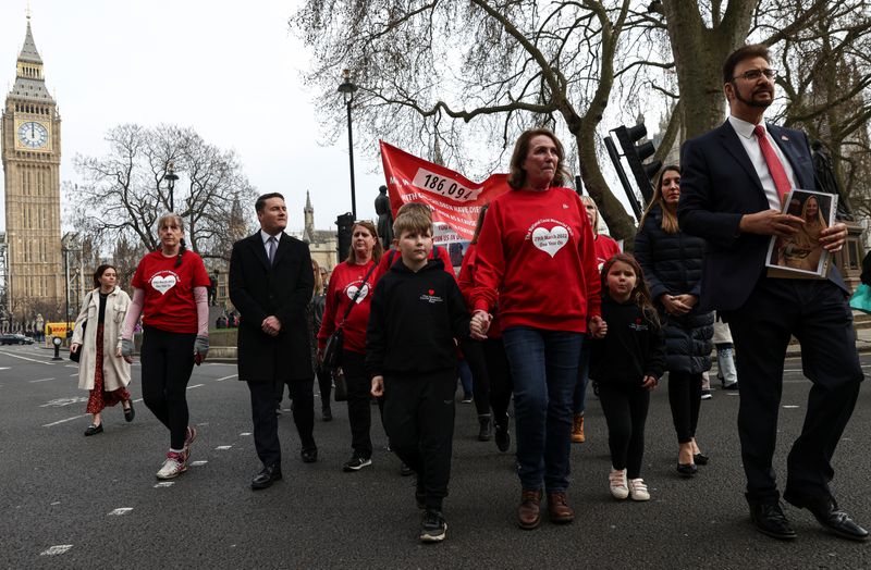 &copy; Reuters. FILE PHOTO: Attendees march past the Big Ben to the Downing Street on national day of reflection to mark the 1 year anniversary of The National Covid Memorial Wall creation, in London, Britain March 29, 2022. REUTERS/Tom Nicholson