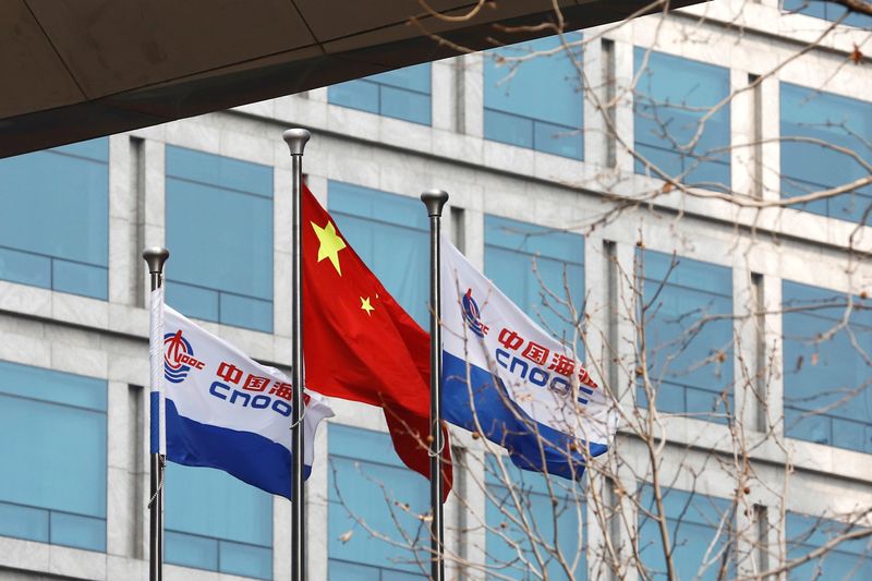 &copy; Reuters. 中国海洋石油（ＣＮＯＯＣ）は２６日、２０２８年までの炭素排出ピークアウト、５０年までの炭素中立を目指すと表明した。北京の本社で２０２１年撮影。（2022年　ロイター/Tingshu Wang）