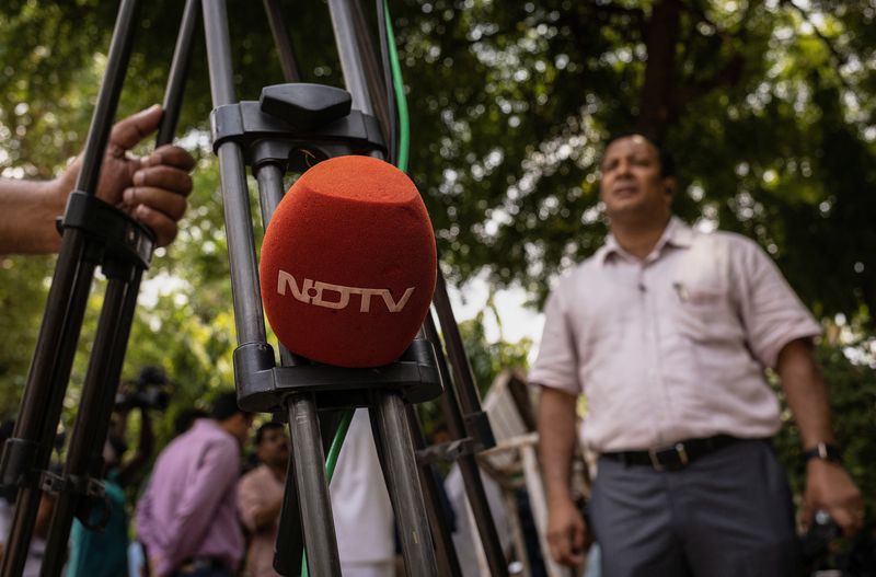 © Reuters. A microphone of New Delhi Television (NDTV) is placed on a tripod along a roadside in New Delhi, India, August 26, 2022. REUTERS/Adnan Abidi