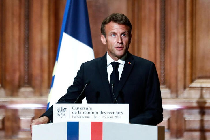 &copy; Reuters. El presidente francés, Emmanuel Macron, ofrece un discurso durante un encuentro sobre educación en el anfiteatro de la Universidad de la Sorbona en París, Francia. 25 agosto 2022. Mohammed Badra/Pool vía Reuters