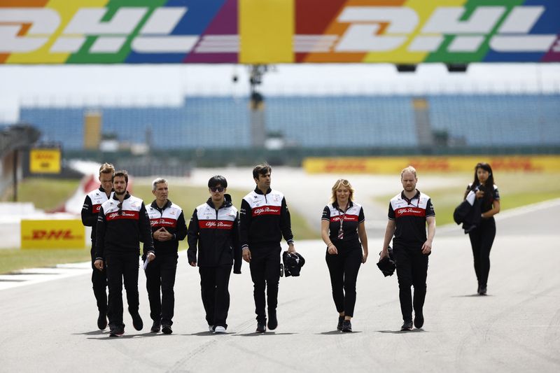 &copy; Reuters. أعضاء فريق ألفا روميو المشارك في سباقات فورمولا 1 للسيارات قبل انطلاق سباق جائزة بريطانيا الكبرى في 30 يونيو حزيران 2022. تصوير : أندرو بويرز- رو