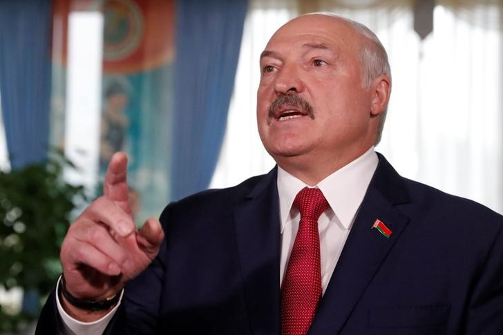 &copy; Reuters. Imagen de archivo del presidente bielorruso, Alexander Lukashenko, hablando con los medios tras votar en unas elecciones parlamentarias en Minsk, Bielorrusia. 17 noviembre 2019. REUTERS/Vasily Fedosenko