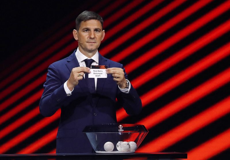 &copy; Reuters. Fútbol - Sorteo de la Fase de Grupos de la Europa League - Centro de Congresos Halic, Estambul, Turquía - 26 de agosto de 2022 - Zoltan Gera sortea al Real Betis. REUTERS/Murad Sezer