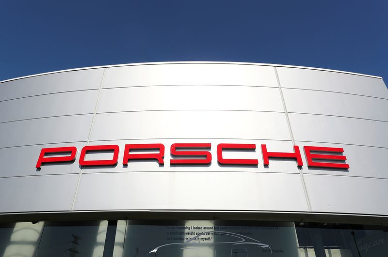 &copy; Reuters. FILE PHOTO: A logo of Porsche is seen outside a Porsche car dealer, amid the coronavirus disease (COVID-19) outbreak in Brussels, Belgium May 28, 2020. REUTERS/Yves Herman