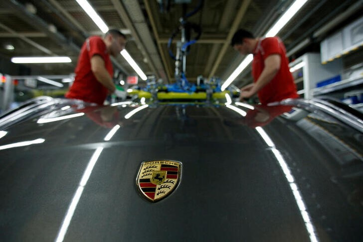 &copy; Reuters. Imagen de archivo de empleados instalando el parabrisas de un Porsche 911 en la fábrica de la firma automovilística en Stuttgart-Zuffenhausen, Alemania.