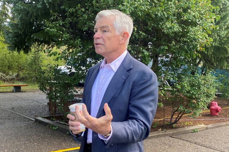 © Reuters. Philadelphia Federal Reserve Bank President Patrick Harker speaks with CNBC's Steve Liesman (not pictured) after an interview ahead of the annual Kansas City Fed Economic Policy Symposium, in Jackson Hole, Wyoming, U.S., August 25, 2022. REUTERS/Ann Saphir