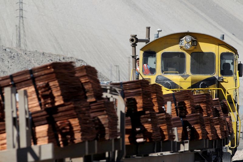 &copy; Reuters. FILE PHOTO: A train loaded with copper cathodes travels along a rail line inside the Chuquicamata copper mine, which is owned by Chile's state-run copper producer Codelco, near Calama city, Chile, April 1, 2011. REUTERS/Ivan Alvarado//File Photo