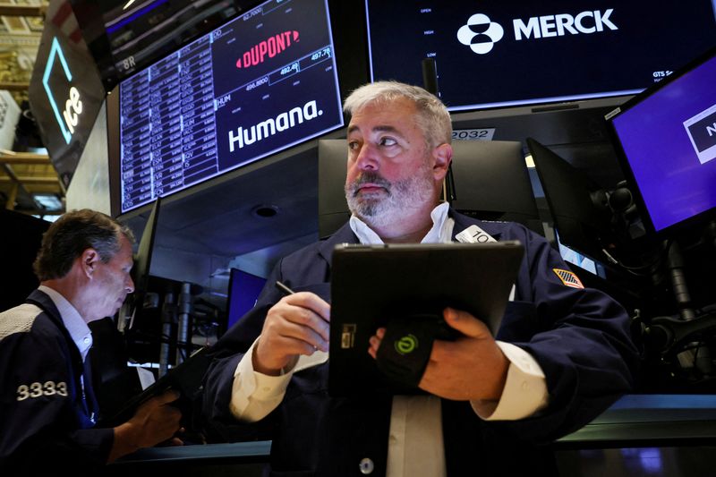 &copy; Reuters. Operadores trabalham no solo da Bolsa de Valores ne Nova York, em Nova York, EUA
15/08/2022 REUTERS/Brendan McDermid