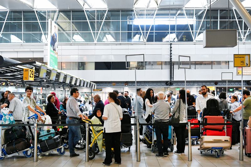 &copy; Reuters. People wait in lines at Schiphol Airport in Amsterdam, Netherlands June 16, 2022. REUTERS/Piroschka van de Wouw/File Photo